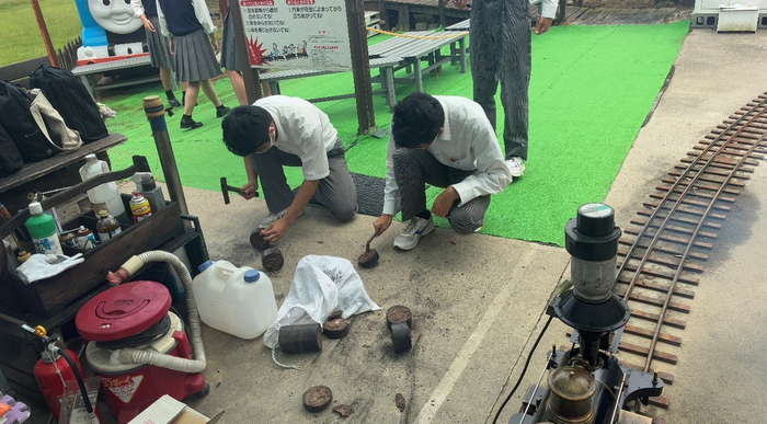 令和7年（2025年）ばらのバイオコークスを使ったミニSL機関車走行実験の様子