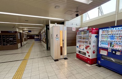 改札内エントランスにございます