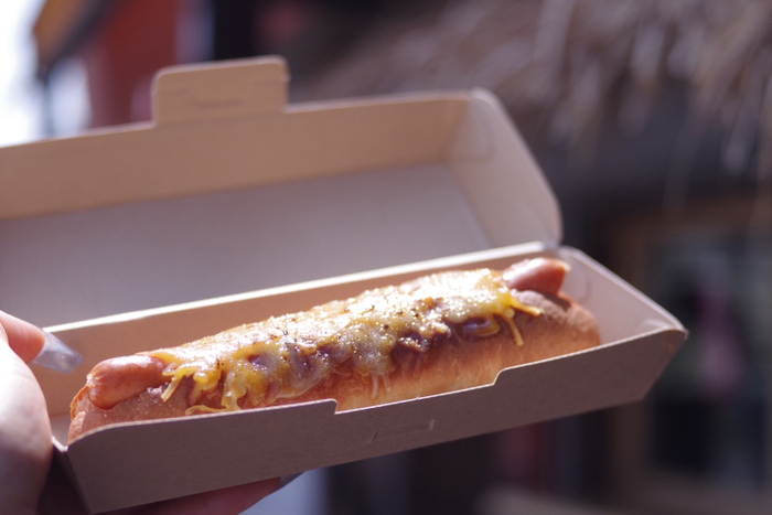 こんがり炙ったチーズの香ばしさが食欲をそそる、贅沢なコッペサンド。