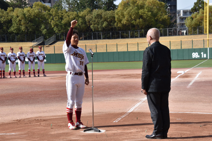 選手宣誓する山蔭主将