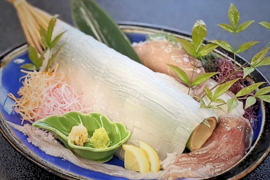 活〆の白いかをまずは姿造りで。下足は天ぷらまたはバター醤油焼きに！ 