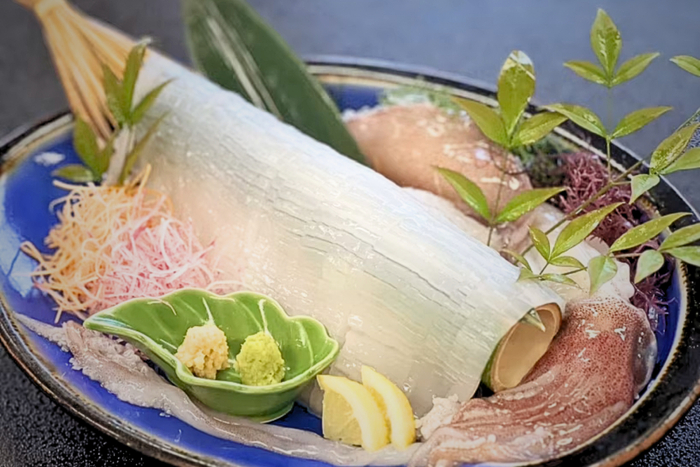 活〆の白いかをまずは姿造りで。下足は天ぷらまたはバター醤油焼きに！ 