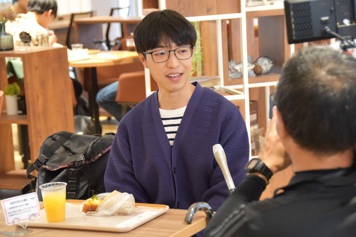 テレビ局の取材を受ける学生