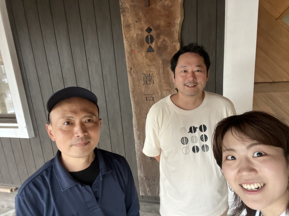 神奈川県 瀬戸酒造店にて 左から:杜氏の小林 氏、代表の森 氏