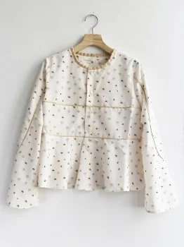 「&hellip; and a flower」プリーツブラウス