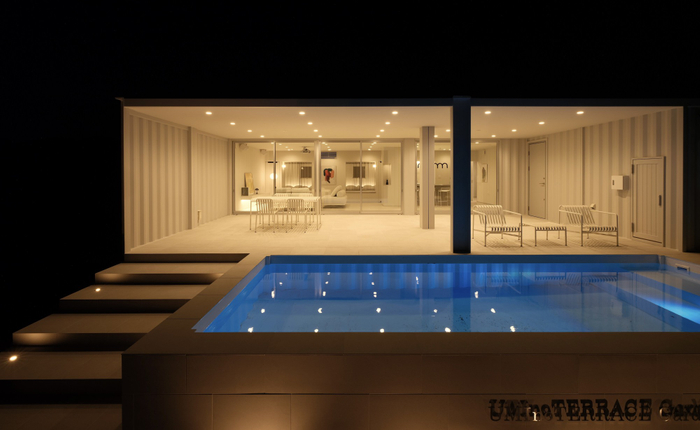 夜のライトアップは一層の高級空間に