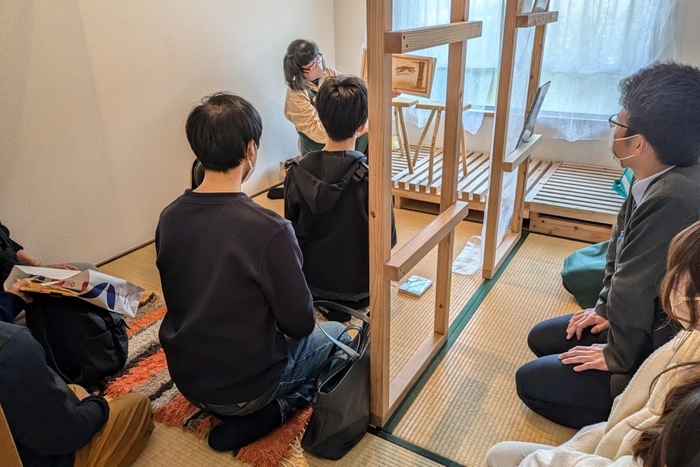 新設した「シアター」での絵本の読み聞かせ