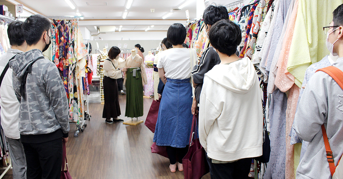 「夢館×京都芸術デザイン専門学校 産学連携プロジェクト」の企業見学の様子