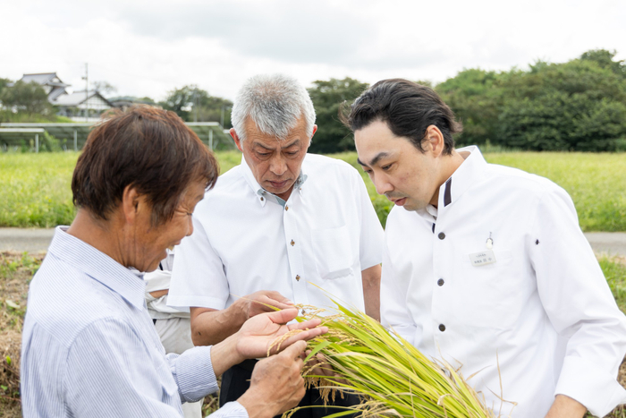 米づくり名人・木村忠義さんの田んぼを訪ねた柏原（中央）