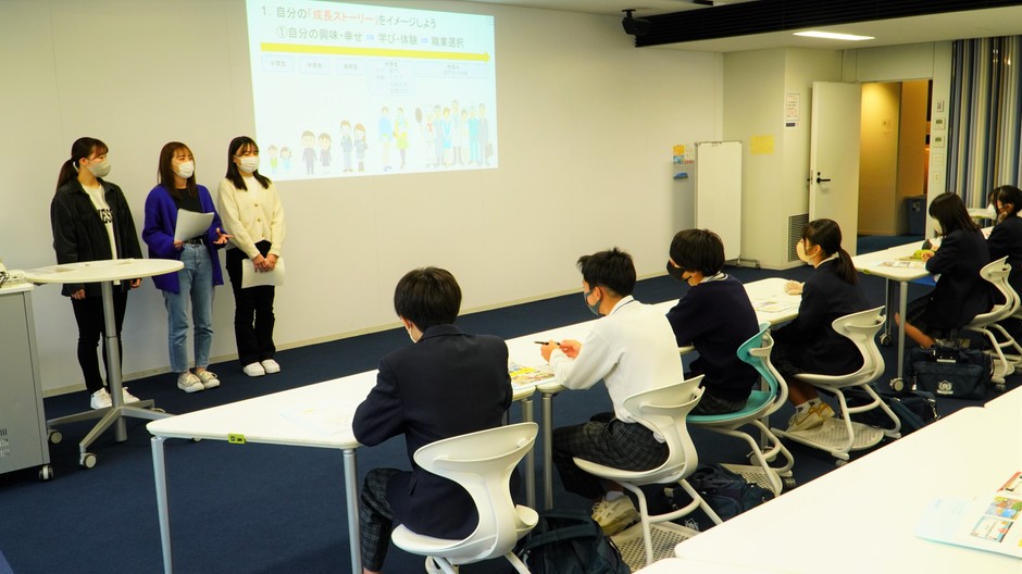 近隣中学校の大学見学会でスタッフ参加(成長ストーリーの紹介)