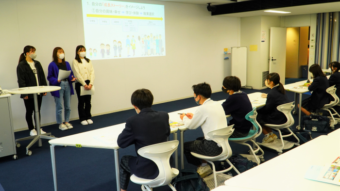 近隣中学校の大学見学会でスタッフ参加（成長ストーリーの紹介）