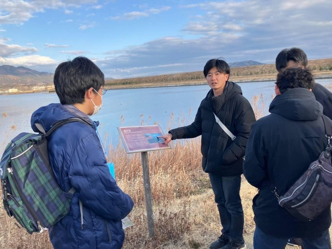 太田さん（左から２人目）の話を聞く学生たち