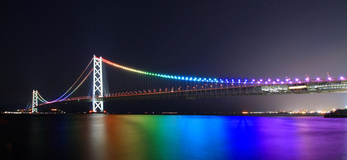 明石海峡大橋ライトアップと神戸方面の夜景