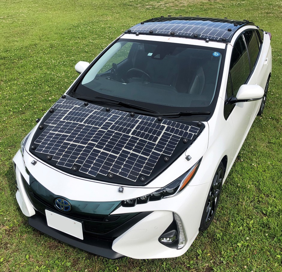 太陽電池パネルを搭載した「トヨタ プリウスPHV」実証車(2019年) ※2023年8月8日~20日の期間限定展示