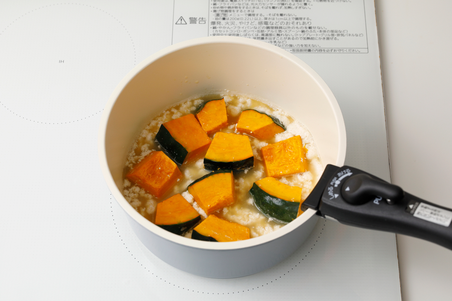 ２.かぼちゃを入れて煮るだけで、そぼろ入り煮物の完成。
