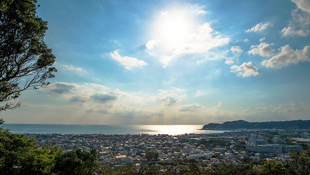 祇園山ハイキングコースに入り7~8分歩くと見晴台という鎌倉の海と街が一望できる風景に感動の涙が流れる