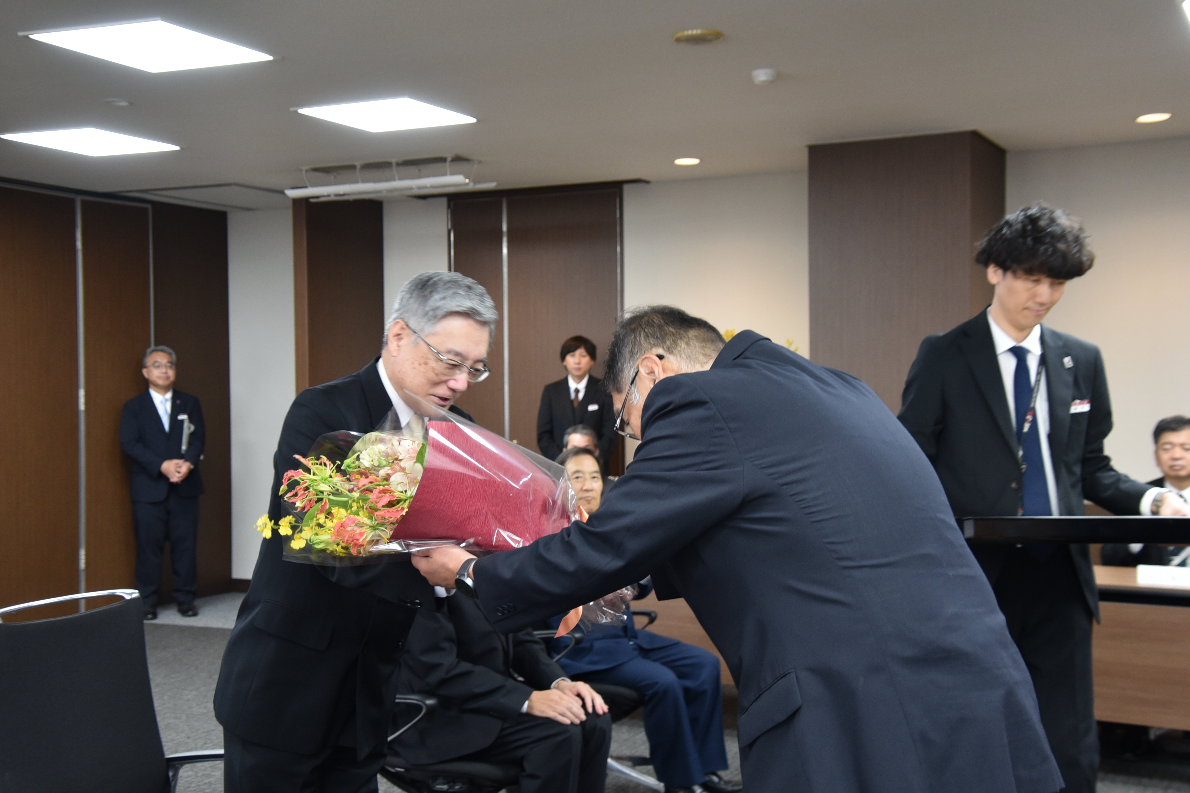小原章裕理事長から花束を贈られる伊藤名誉教授