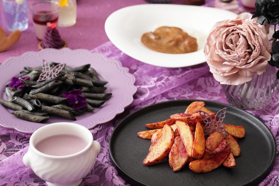 ▲フード “魚介とイカスミのペンネ”や“紅芋とジャガイモのポタージュ”、“ストリングスホテル特製カレー”など、食べ応えのあるメニューを取り揃えました。