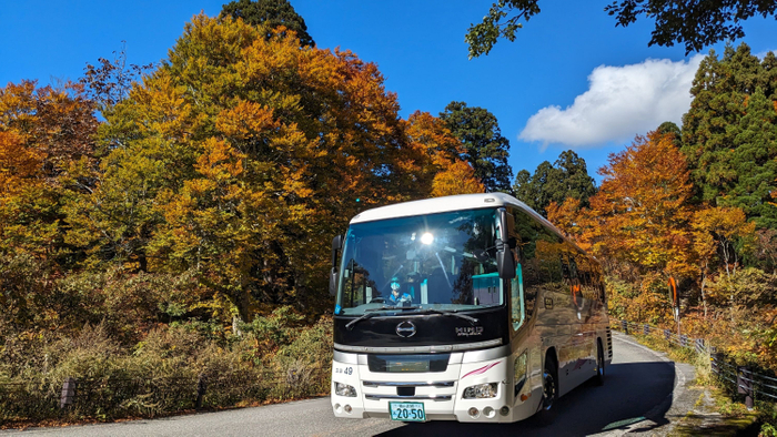 紅葉と立山高原バス(10月下旬)