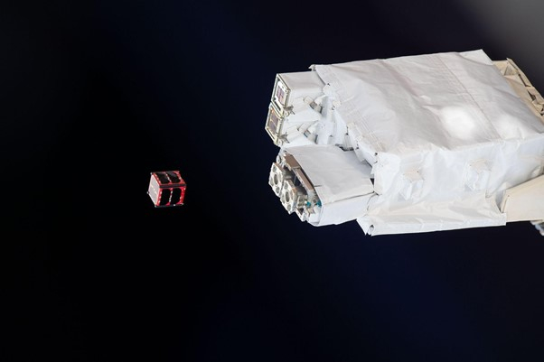 (国際宇宙ステーションより放出された「日輪」)