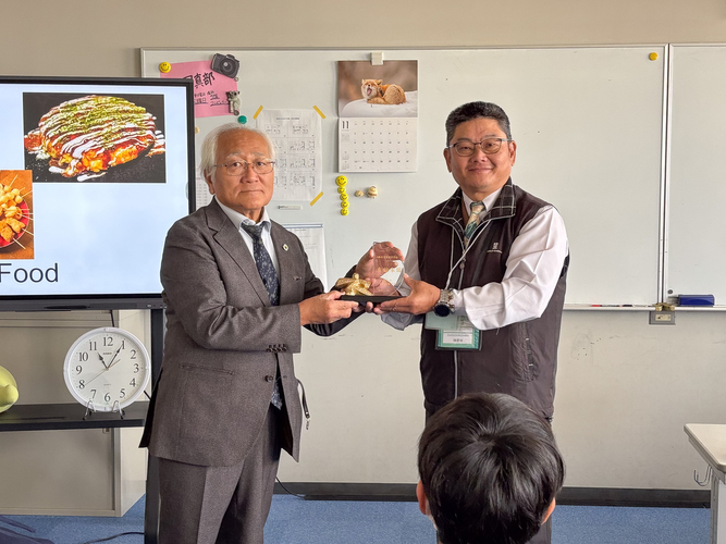 台湾光仁中学校の先生から記念品を受け取る南登章生校長