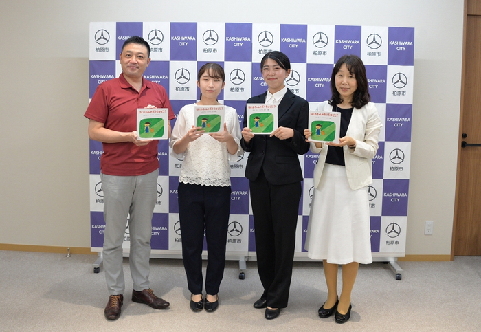 左から、冨宅正浩 柏原市長、教育学部卒業生 高倉光生さん、教育学部3年生 星野美咲さん、坂本暁美教育学部教授=9月2日、柏原市役所