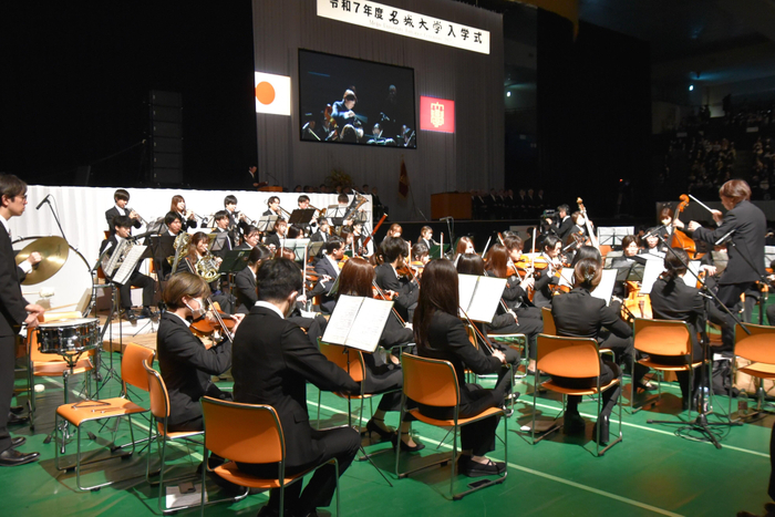 恒例の「威風堂々」を演奏する管弦楽団 