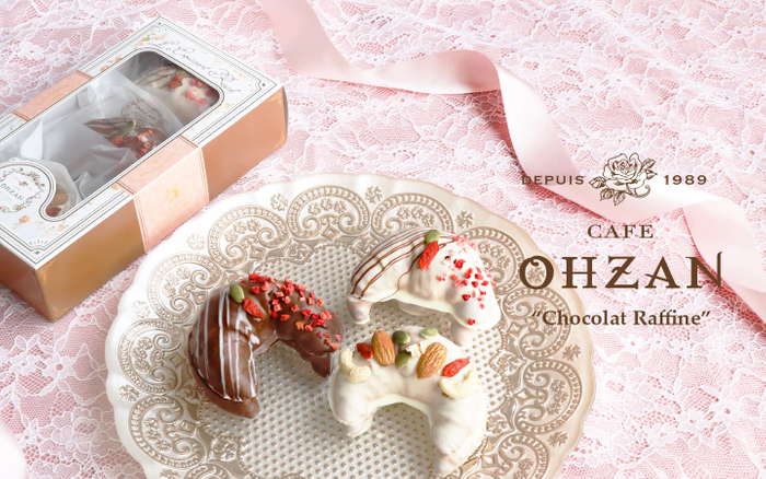 クロワッサン生地を使用、チョコレートでコーティングしたデコレーションラスク