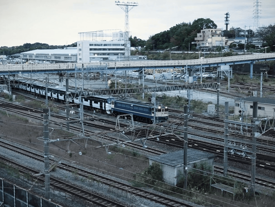 輸送される「13000系」の様子 羽沢横浜国大駅付近