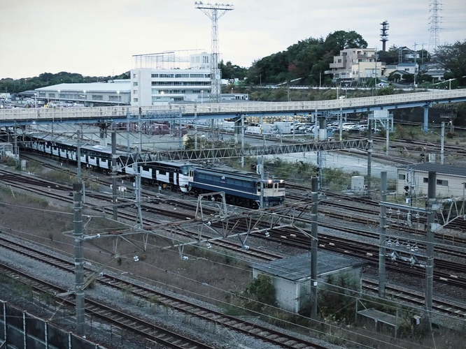 輸送される「13000系」の様子 羽沢横浜国大駅付近