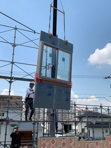 サッシ組込み済み壁パネルの施工状況(NEO SMART PANEL)