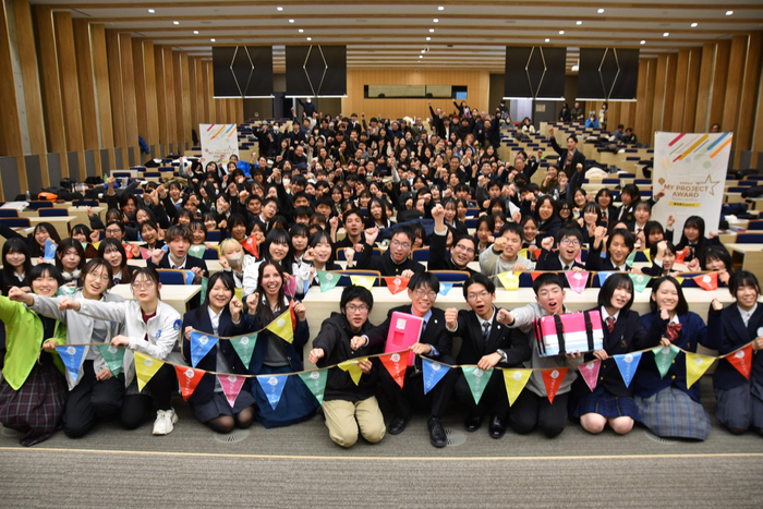 参加者やスタッフ、観覧者ら全員で記念撮影