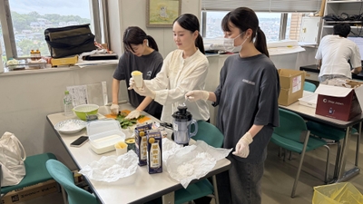 サボテンアイスを作る学生たち