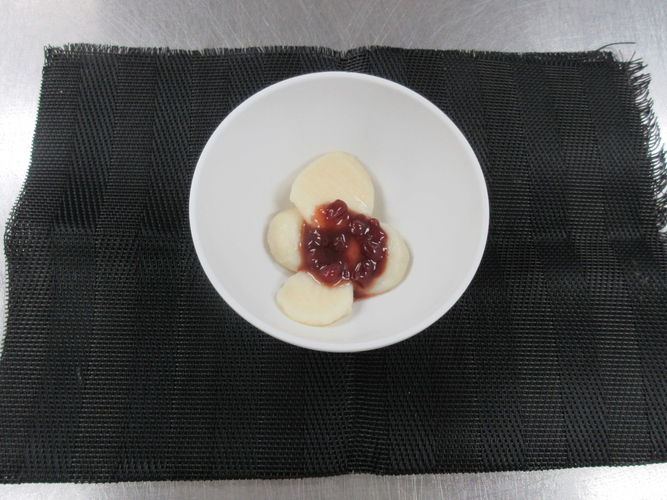 おもちのおやつ　柔らかくするため豆腐を混ぜ4分の1の大きさで提供