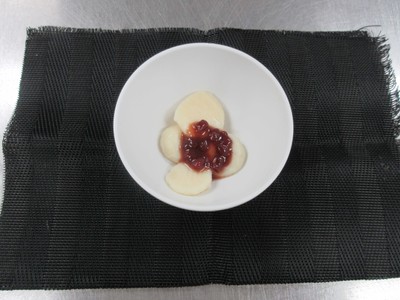おもちのおやつ 柔らかくするため豆腐を混ぜ4分の1の大きさで提供