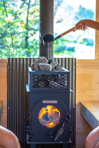 薪サウナでじんわりロウリュ