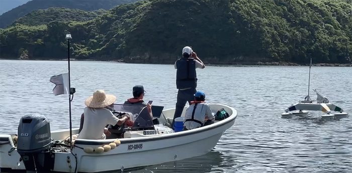 <自律型水上ロボットによる調査の様子>