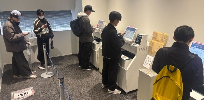 証明書発行機にて証明書を購入する学生の様子