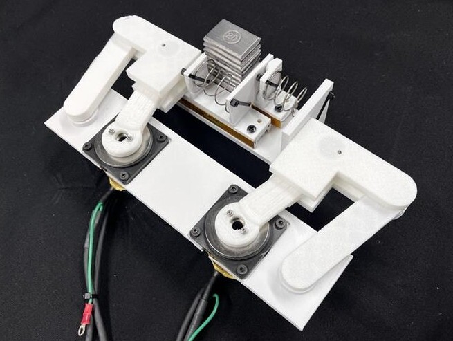 異なる硬さのばね(図上部)を用いて外部と内部を模した検証装置