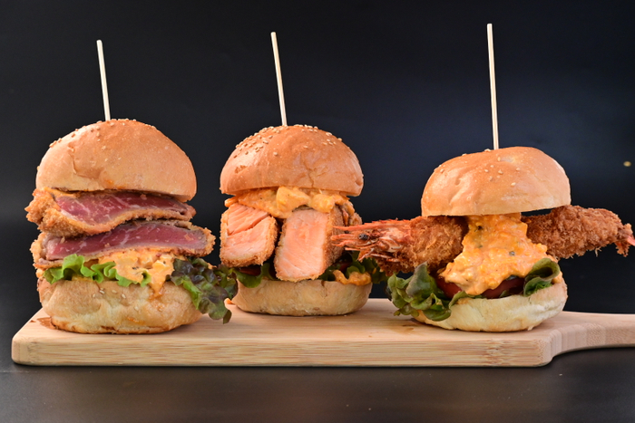 ▲新作ハンバーガーの計3種 （左からビーフカツレツバーガー、サーモンタルタルバーガー、有頭  海老タルタルバーガー）