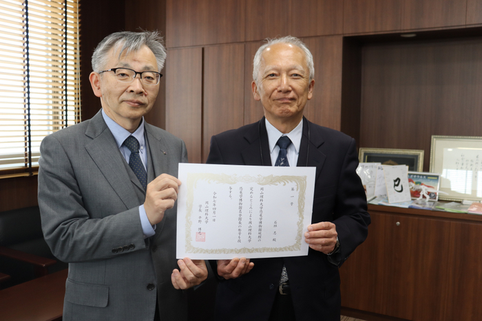 平野学長（左）から名誉館長の称号が授与された石垣元館長（右）