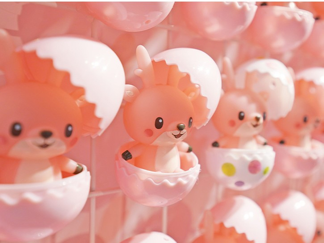 タマゴの殻をかぶったイワシカちゃんがキュート♡