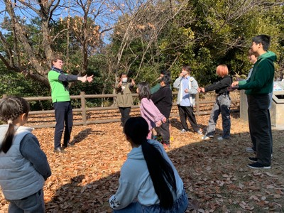 料理を待っている間は、外国人の先生と一緒に楽しいゲームをします♪
