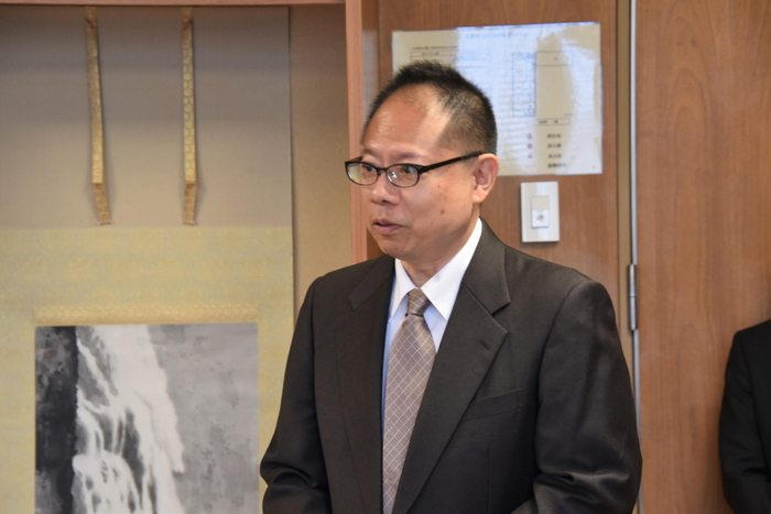 長谷川顧問の功績を紹介する橋場経営学研究科長