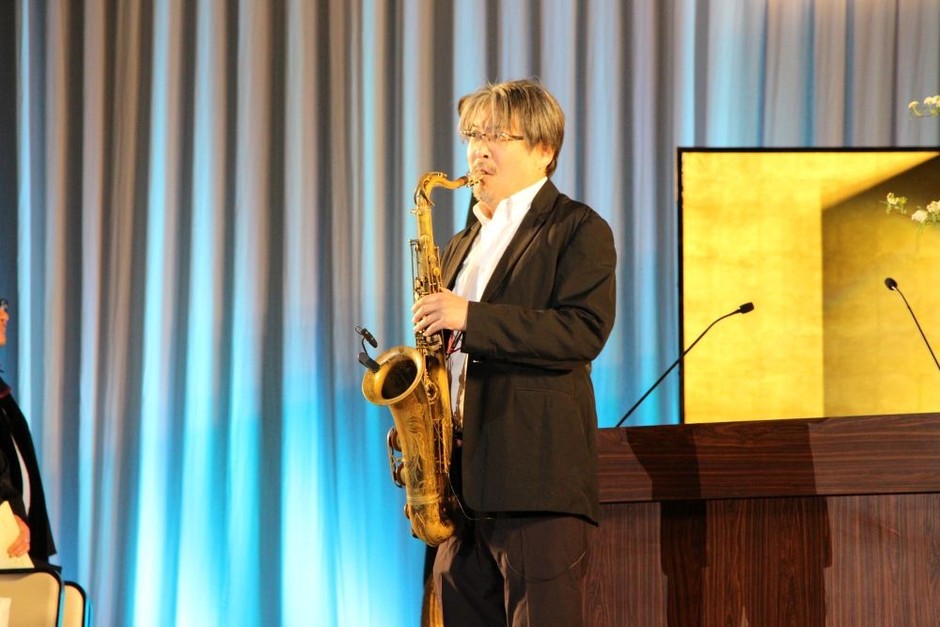 世界的なサックス奏者、川嶋さんによる国歌の演奏