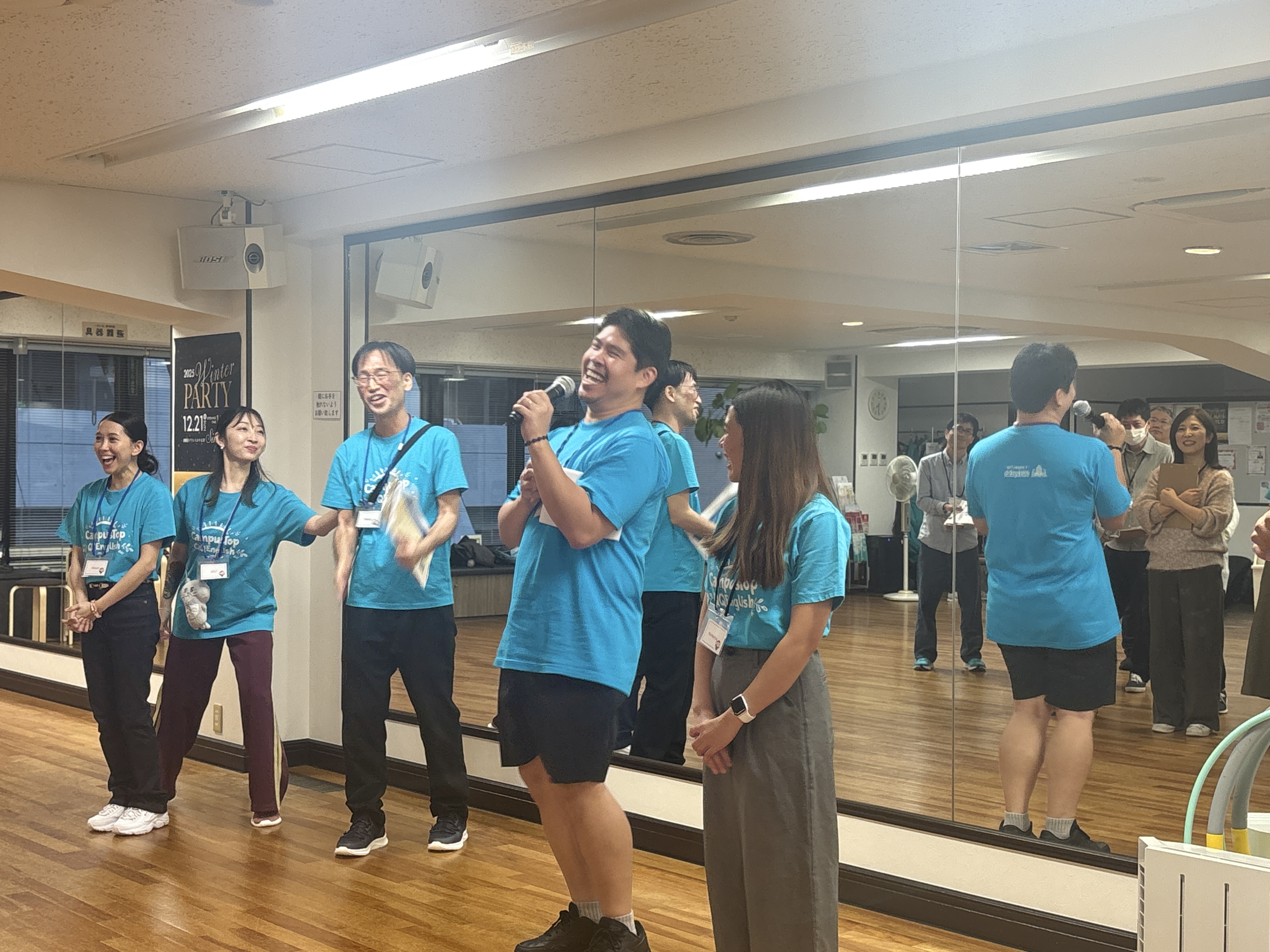 司会進行を務めるフィリピン人教師とQQEnglishスタッフの様子