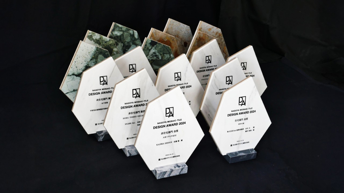 2024年に贈呈された盾は同社の大理石調タイル「マルミマキシマム（表面）」と新商品「マッパトゥーラ（裏面）」を使用。盾スタンドは最新技術「4Dセラミック」のタイルから制作。