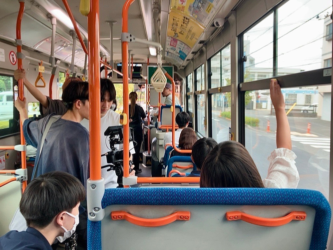 バス車内での撮影の様子