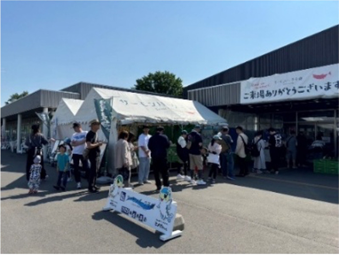 じゃんけん企画に並ぶ行列