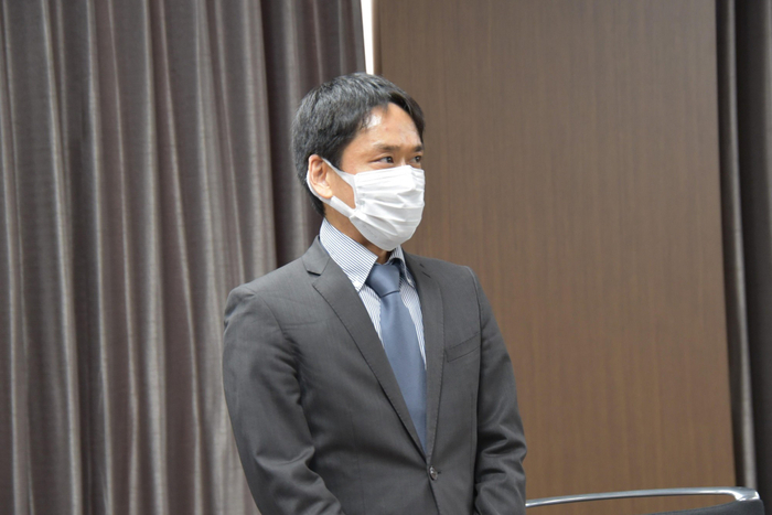 あいさつする矢嶋部長